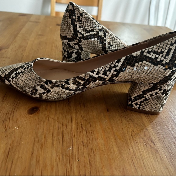 New snake skin pump heels with pointy toes, for parties and work. - Picture 2 of 5